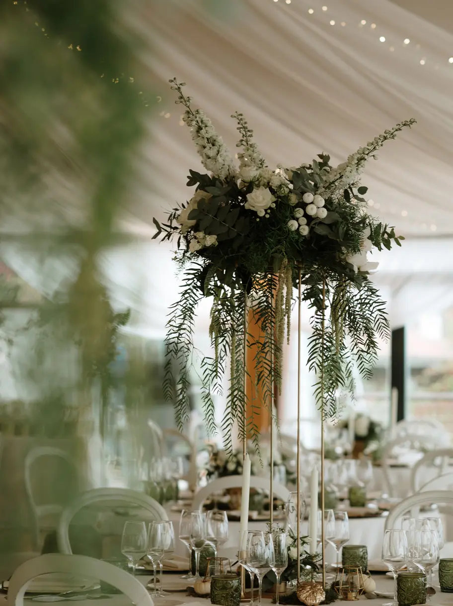 Centro de mesa en tonos verdes con flores blancas